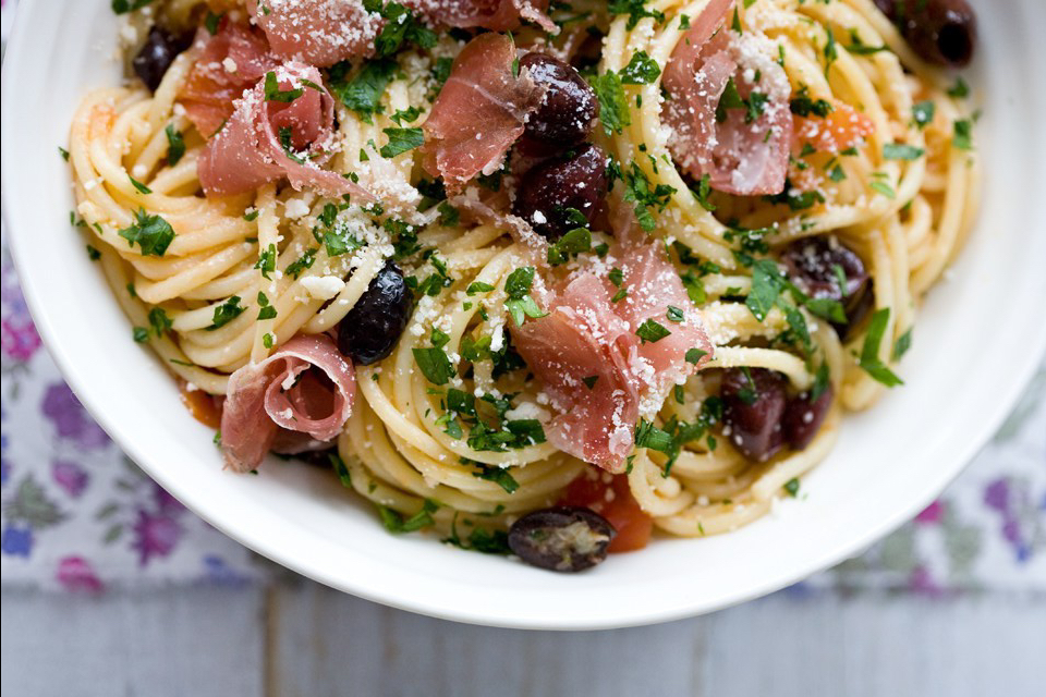 prosciutto-tomato-and-olive-spaghetti.jpg